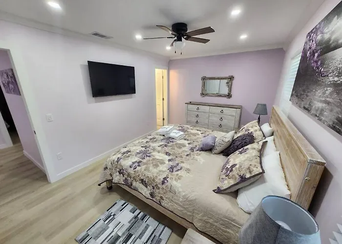 Modern Island Serenity!-Pet-Friendly Villa